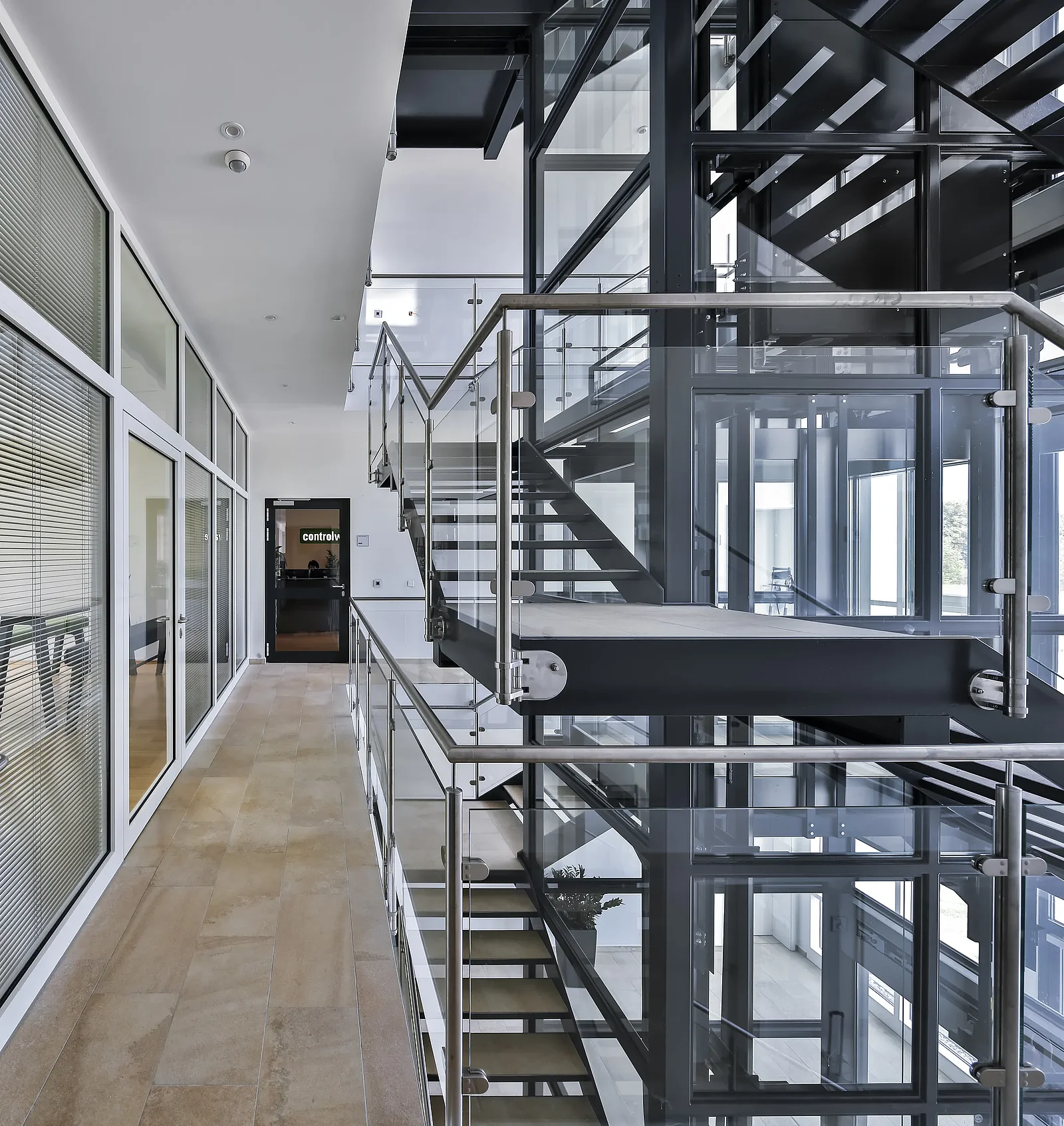 Treppenraum in einem modernen Innenausbau