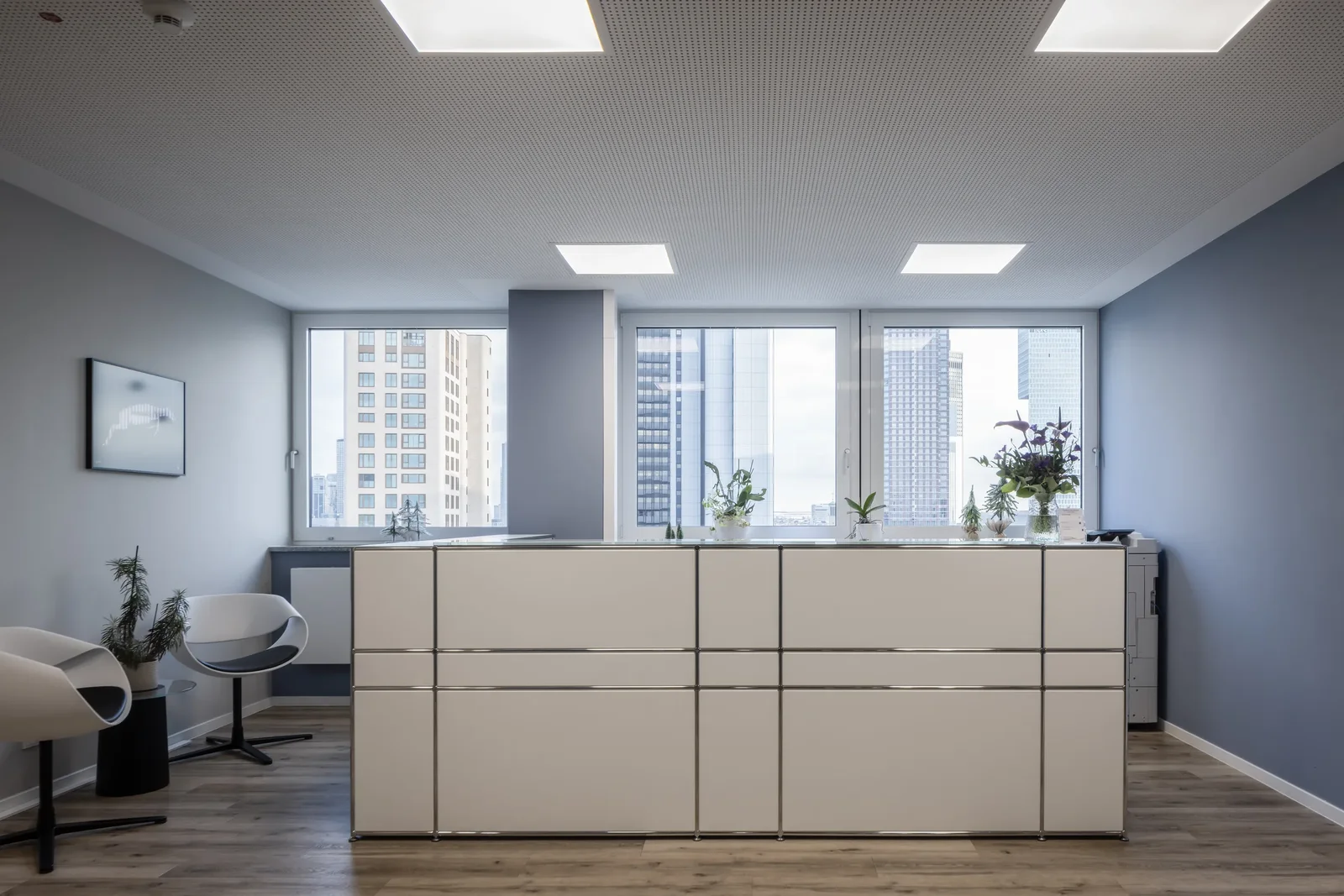 Büroempfang mit Blick auf die Frankfurter Skyline